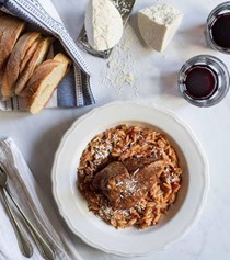 Tomato-braised beef with orzo (Yoiuvetsi moshari)