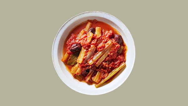 Tomato-braised celery with olives