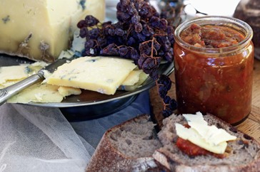 Tomato chutney with aged cheddar