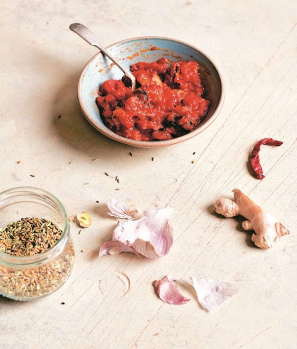 Tomato chutney with prunes and apricots