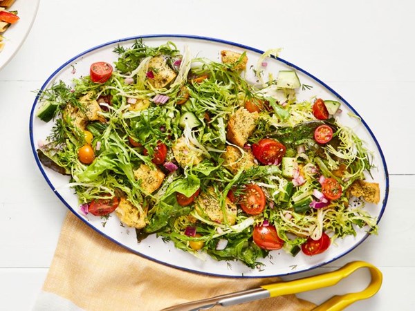 Tomato-cucumber salad with dill croutons 