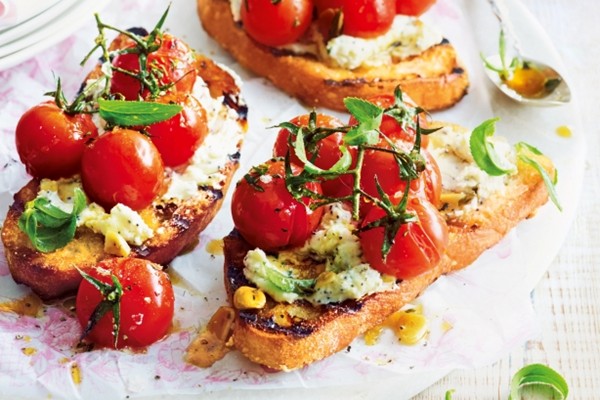 Tomato, goat's cheese & poppyseed tartines