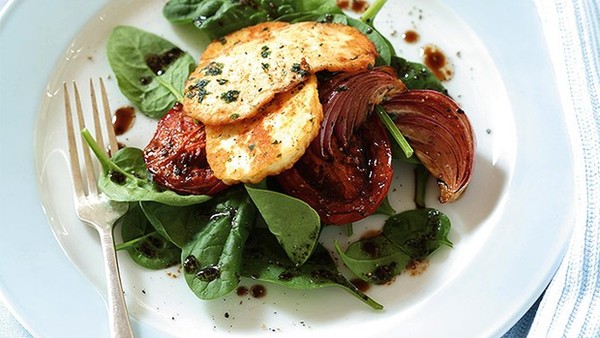 Tomato, haloumi and spinach salad