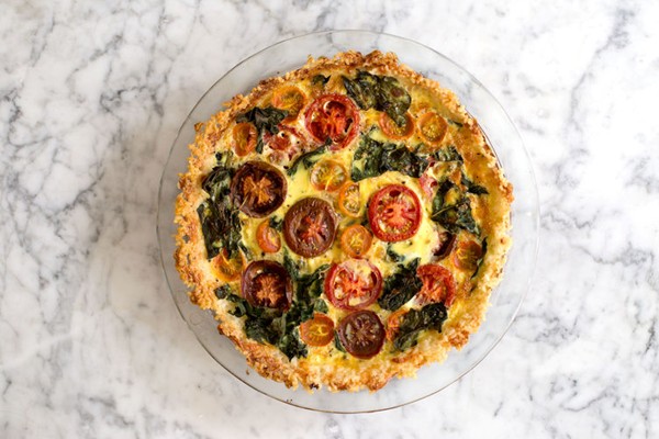 Tomato-kale quiche in cheesy rice crust
