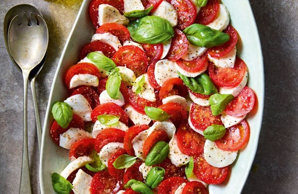 Tomato, mozzarella & basil salad