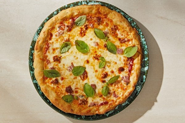Tomato pancetta cheese pizza