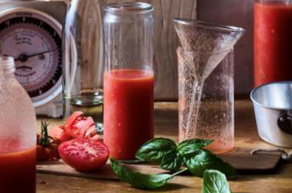 Tomato passata (Passata di pomodoro) [Luca Muscato & Marco Salzano]