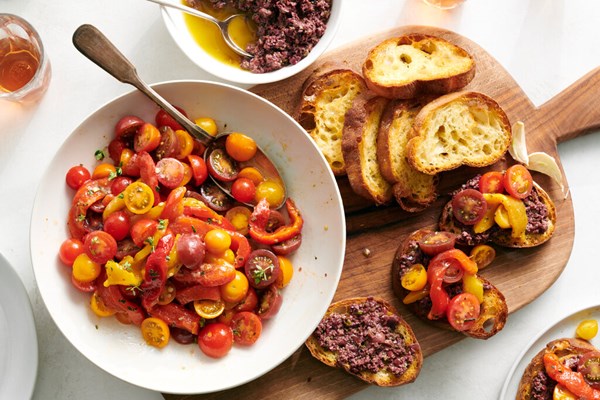 Tomato-pepper salad with tapenade