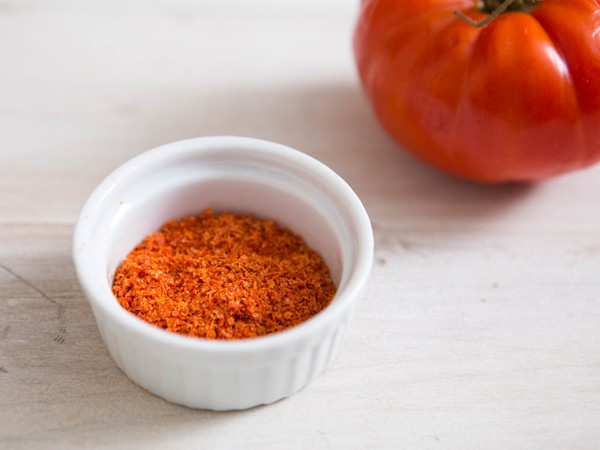 Tomato powder from tomato skins