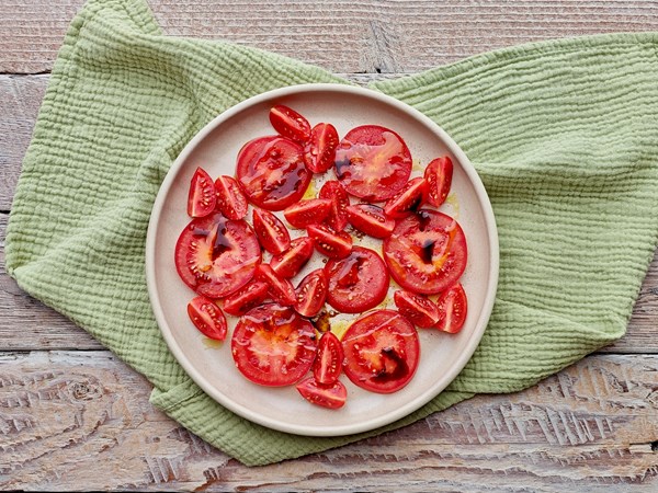 Tomato salad with balsamic dressing (Insalata di pomodori con aceto balsamico)