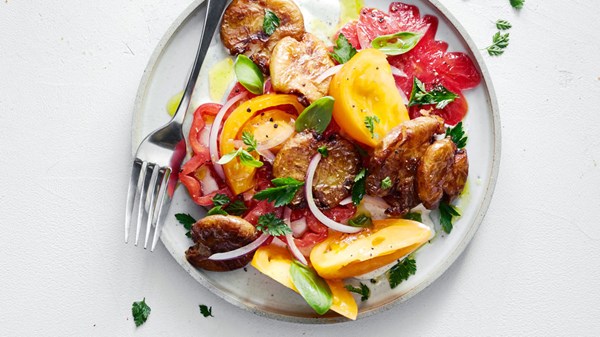 Tomato salad with crispy potatoes and creamy feta