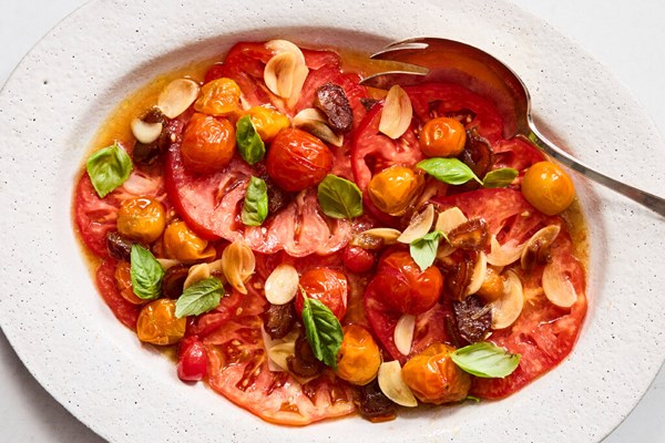 Tomato salad with dates