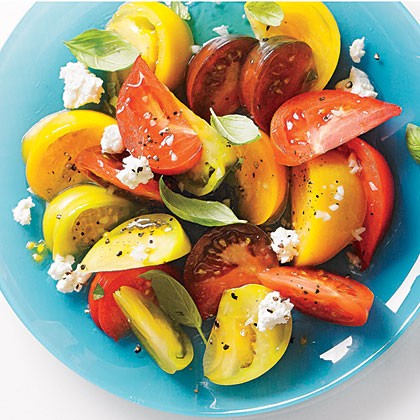Tomato salad with goat cheese and basil