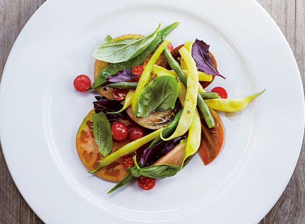 Tomato salad with green beans and basil