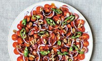 Tomato salad with pomegranate molasses (Gavurdagi salatasi)