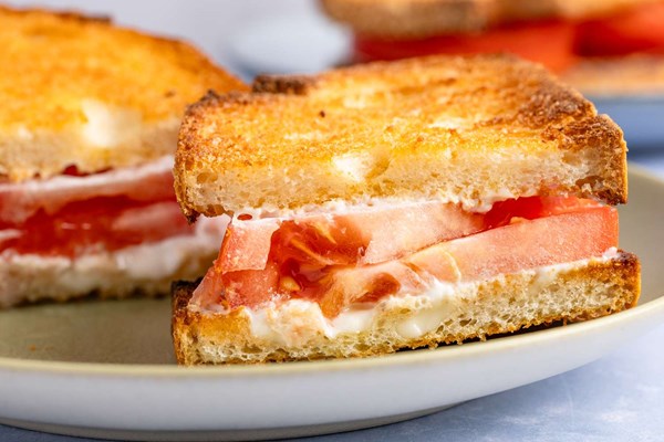 Tomato sandwich with ranch spread