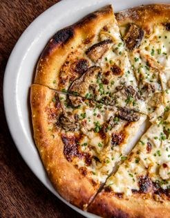 Tomato sauce, mozzarella, and basil [pizza] (Pizza bambini)