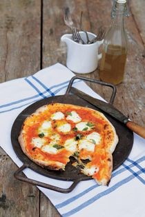 Tomato sauce pizza