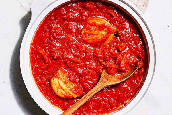 Tomato sauce with onion and butter