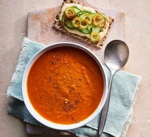 Tomato soup & hummus crispbreads 