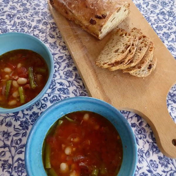 Tomato soup with green and white haricot beans (La soupe aux tomates et aux haricots)