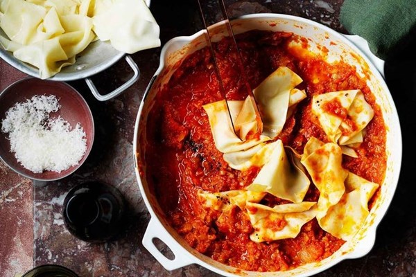 Tomato sugo with handkerchief pasta (Sugo di pomodoro con pasta fazzoletti)