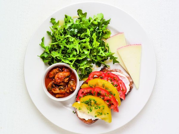 Tomato toasts with tinned fish