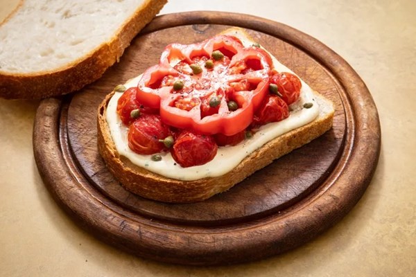 Tomato tonnato sandwich