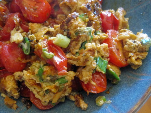 Tomatoes and eggs (Xīhóngshì chǎo jīzĭ / 西紅柿炒雞子)