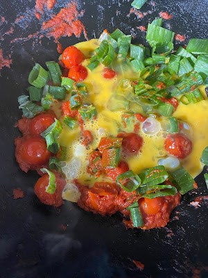 Tomatoes and eggs (Xīhóngshì chǎo jīzĭ / 西紅柿炒雞子)