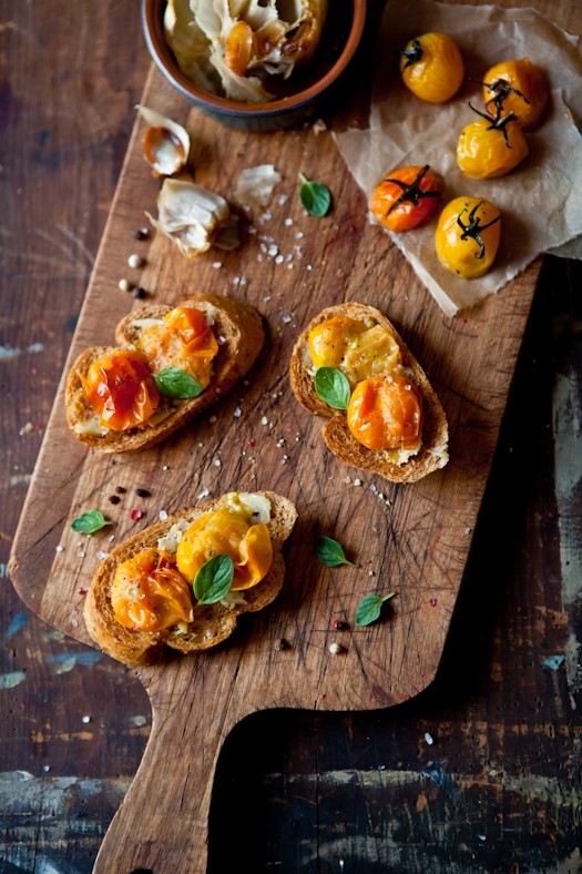 Tomatoes and roasted garlic tartines