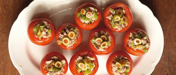 Tomatoes filled with sardines, green peppers,  and olives (Tomates rellenos de sardinas en aceite, pimientos verdes y aceitunas)