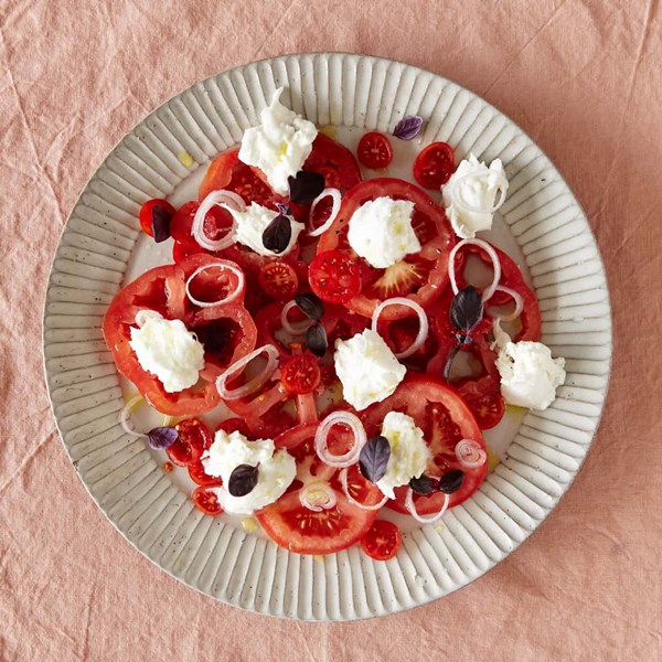Tomatoes, shallots and mozzarella