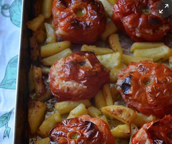 Tomatoes stuffed with rice (Pomodori al riso)