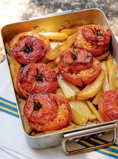 Tomatoes stuffed with rice (Pomodori al riso)