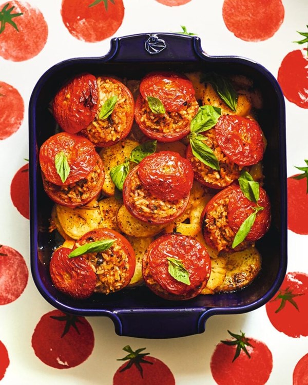 Tomatoes stuffed with rice (Pomodori col riso)