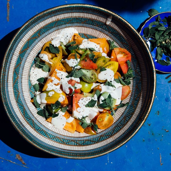 Tomatoes with garlicky white sauce