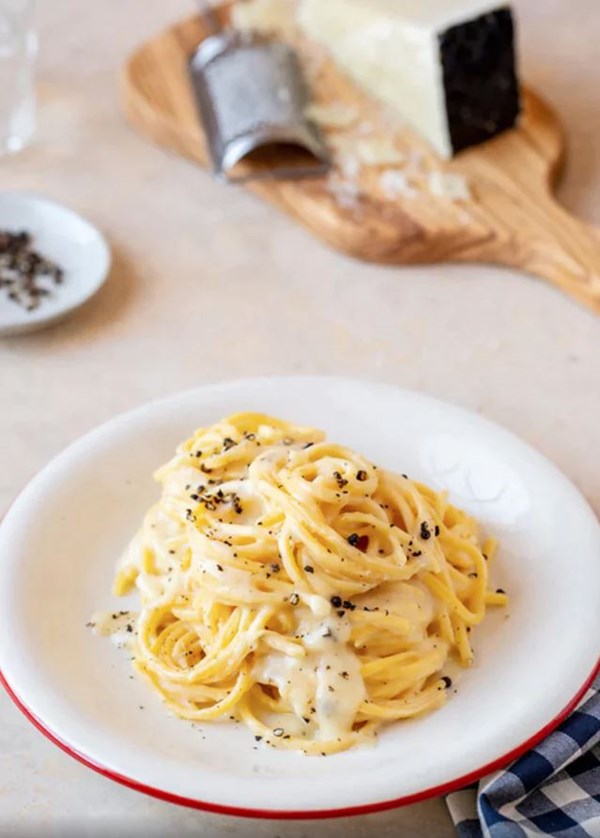 Tonnarelli with pecorino Romano and black pepper (Tonnarelli cacio e pepe)