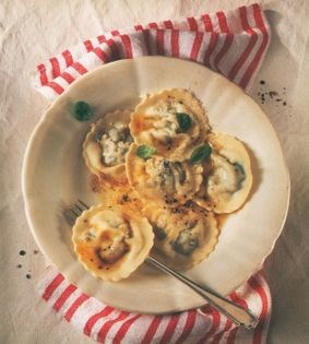 Topfenravioli with prosciutto, spinach & foaming brown butter