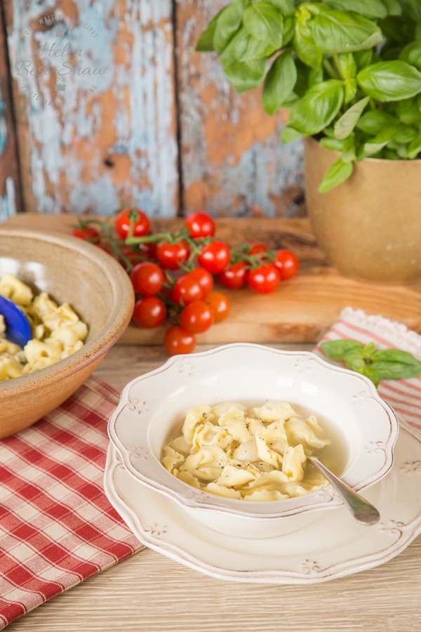 Tortellini in broth (Tortellini en brodo)