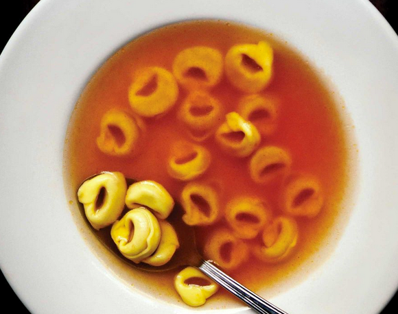 Tortellini in broth (Tortellini en brodo)
