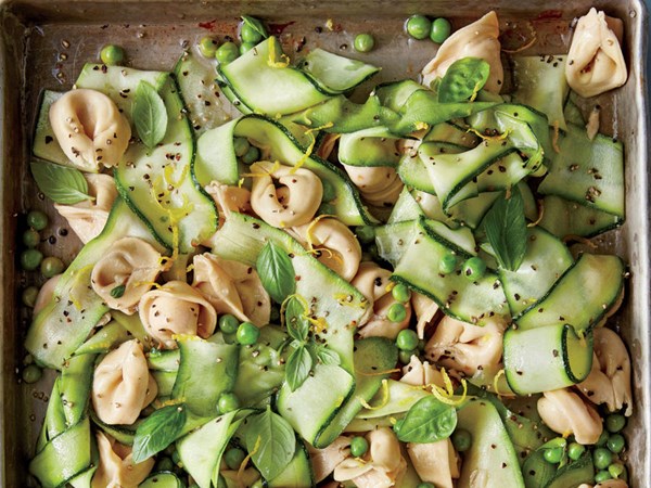 Tortellini salad with zucchini and peas