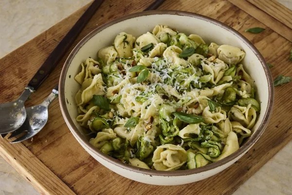 Tortellini salad with zucchini and roasted garlic