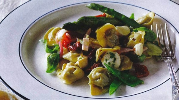 Tortellini with tomato and basil (Tortellini alla crudaiola)