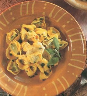 Tortelloni with sage, garlic and butter (Tortelloni al burro e salvia)