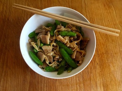 Tossed noodles with snap peas and pork (Tiándòu bànmiàn / 甜豆拌麵)