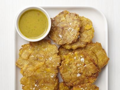 Tostones with garlic sauce