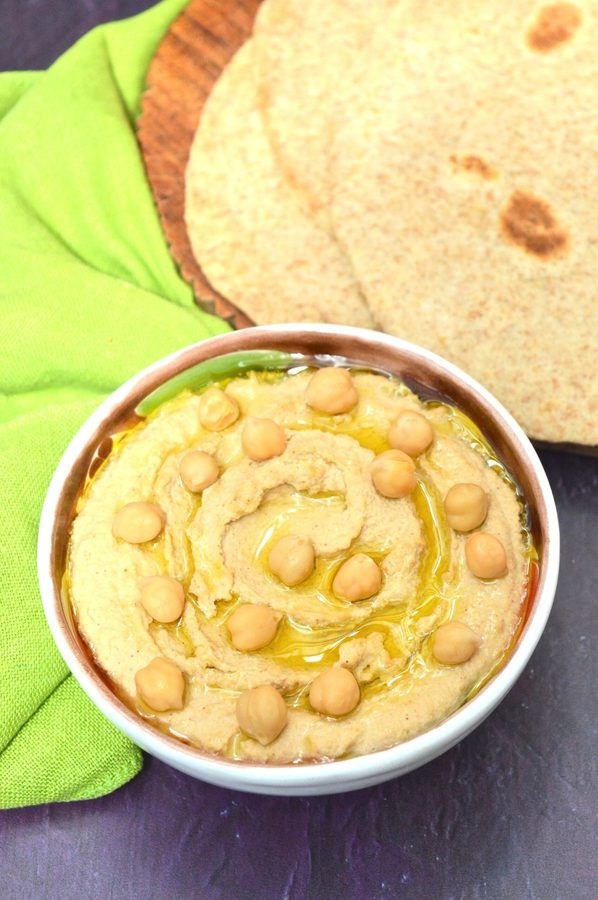 Traditional hummus (Hummus bi tahini)