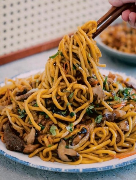 Traditional Taiwanese chow mein (Gu zao wei chao mian)