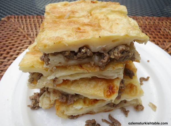 Tray bake filo pastry with minced/ground meat (Kiymali tepsi böregi)